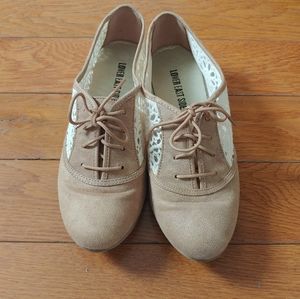 Tan/Cream Lace Panel Shoes (6.5)